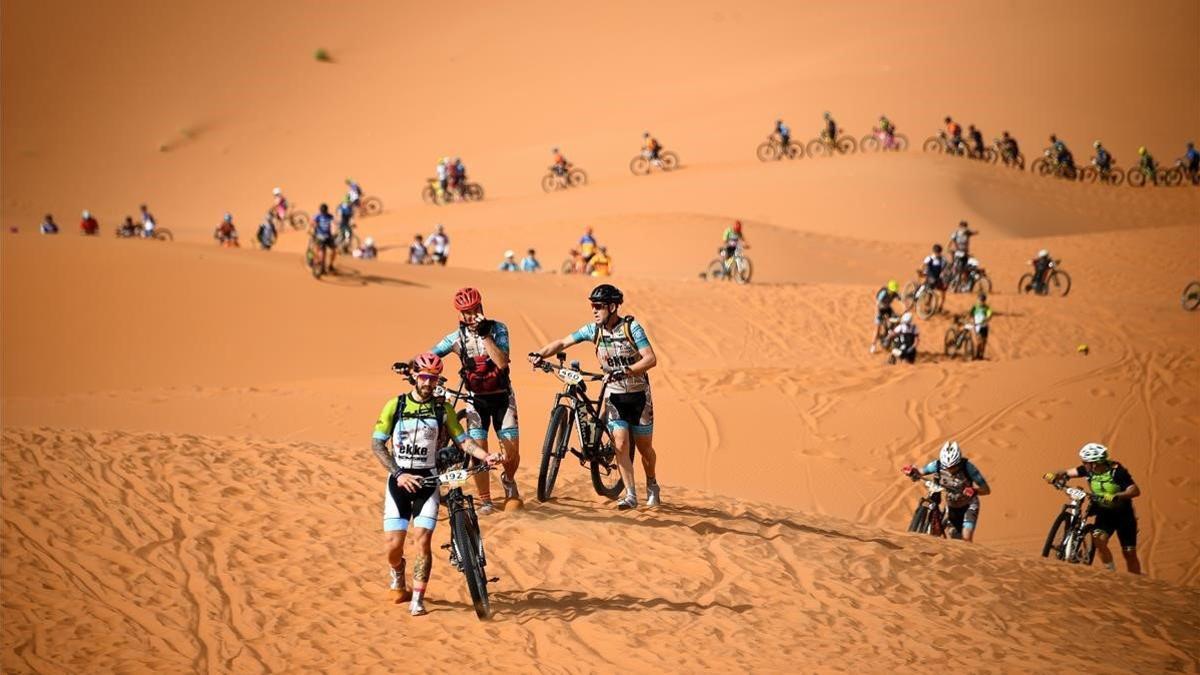 Los participantes de la Titan Desert atraviesan una zona de dunas en la primera etapa.