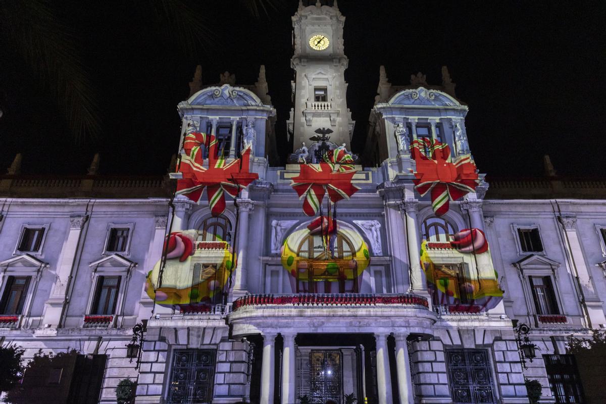 València estrena un "mapping" en la fachada del Ayuntamiento