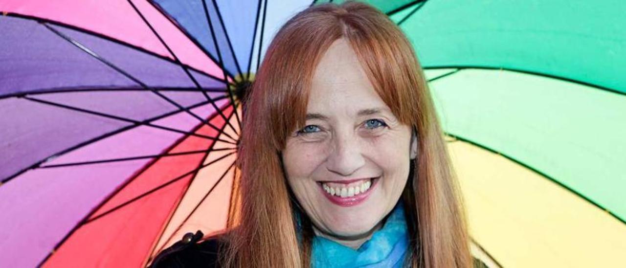 La escritora Laura Castañón, con su paraguas multicolor contra la lluvia.