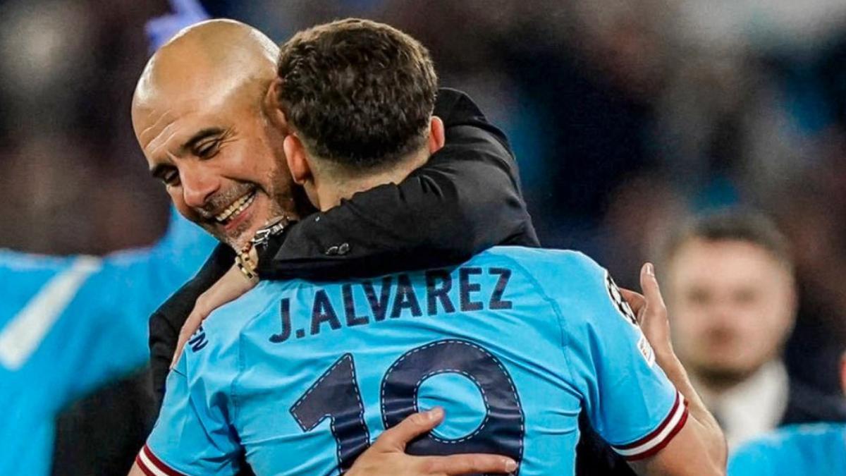 Pep Guardiola se abraza a Julián Álvarez