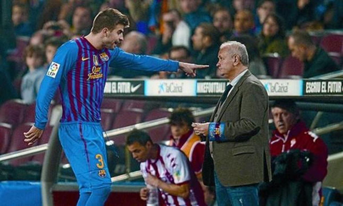 Piqué es retira enfadat al vestidor al veure la vermella en el minut 46. Piqué es retira enfadat al vestidor al veure la vermella en el minut 46.