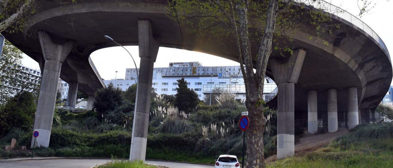 Paso inferior del paso elevado que conecta A Pasaxe con el Hospital de A Coruña (al fondo). |  // VÍCTOR ECHAVE
