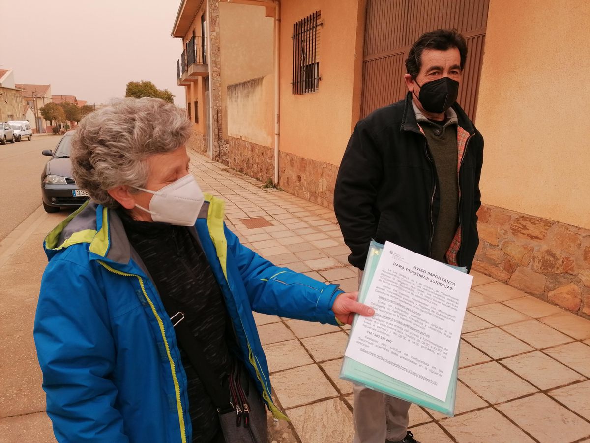 Nemesia Fincias muestra el papel donde se le informa de los trámites por Internet