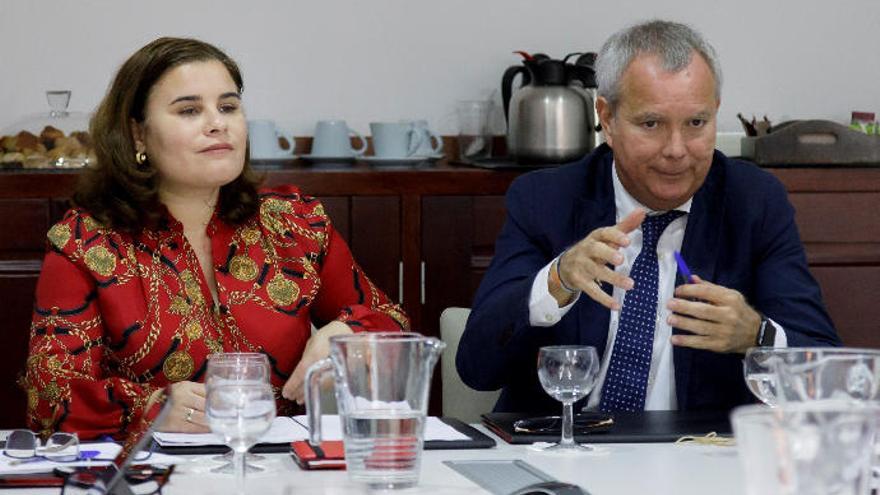 La presidenta de la Fecam y el consejero de Vivienda, en la cabecera de la mesa de la reunión celebrada ayer.