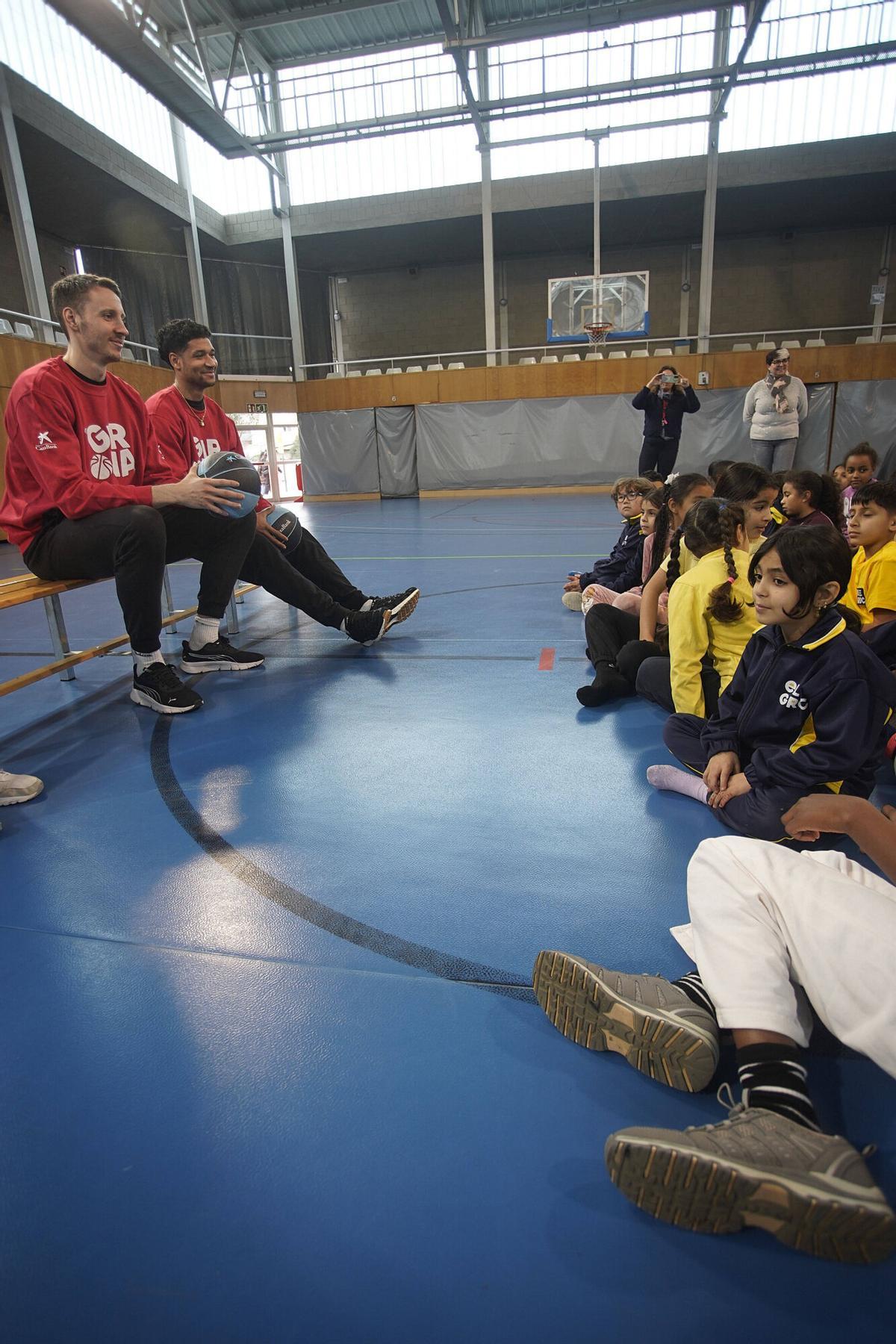 Girona pavello santa eugènia alumnes Escola Santa Eugènia de Girona trobada amb jugadors del Bàsquet Girona