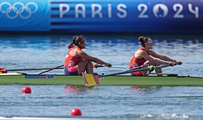 Las remeras Aina Cid y Esther Briz Zamorano en su serie de dos sin timonel en los Juegos Olímpicos 
 París 2024.
