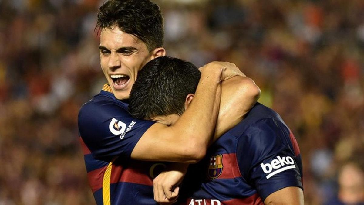 Bartra abraza a Suárez en el partido del Barça ante el Galaxy.