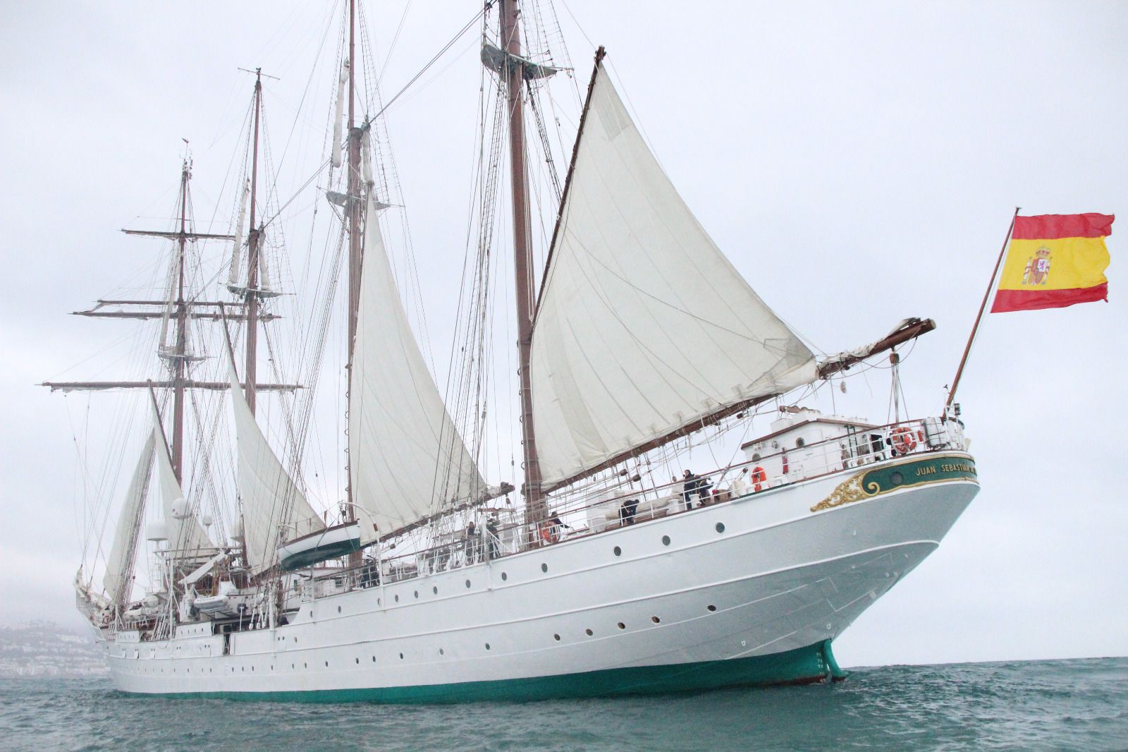 El buc escola Juan Sebastián Elcano entra a la badia de Roses