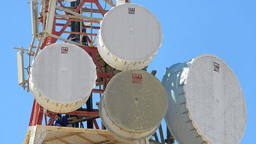 Torre de telefonía con los repetidores situada en Sant Francesc.