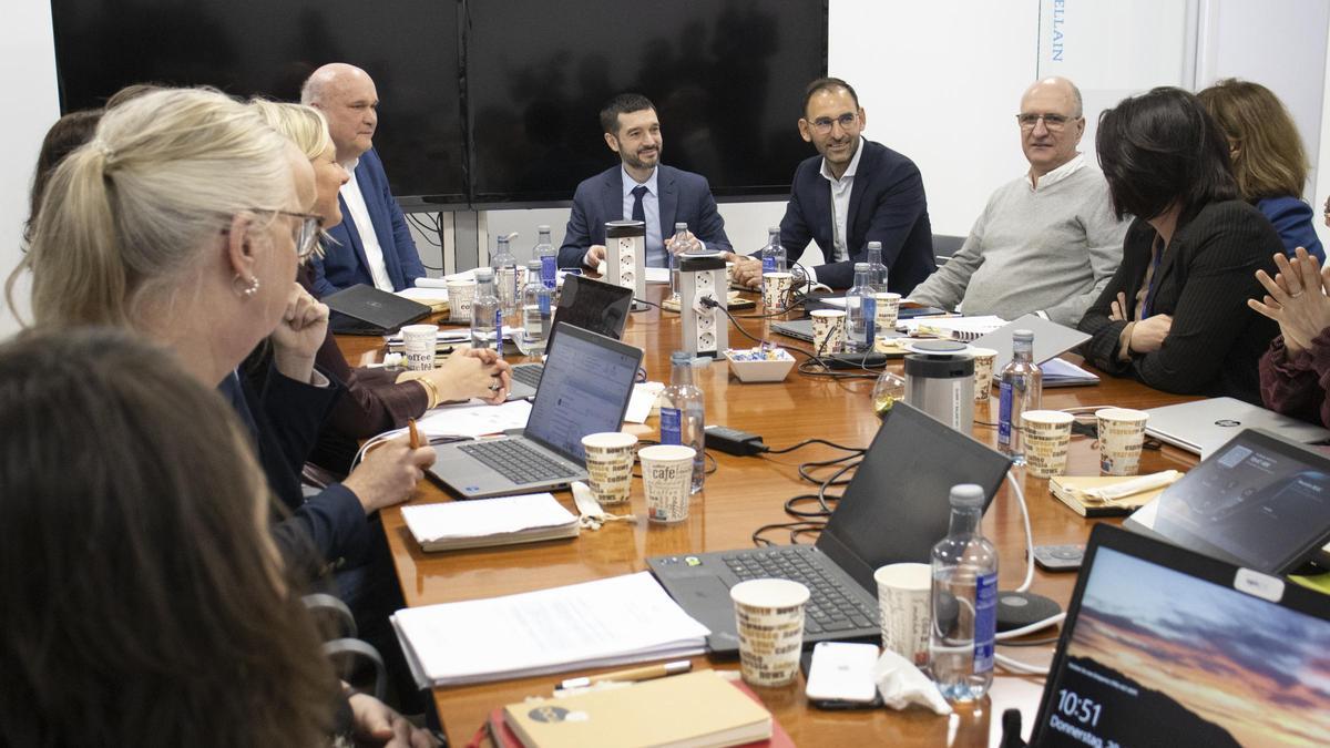 El ministro Pablo Bustinduy en la reunión de Organización Europea de Consumidores.