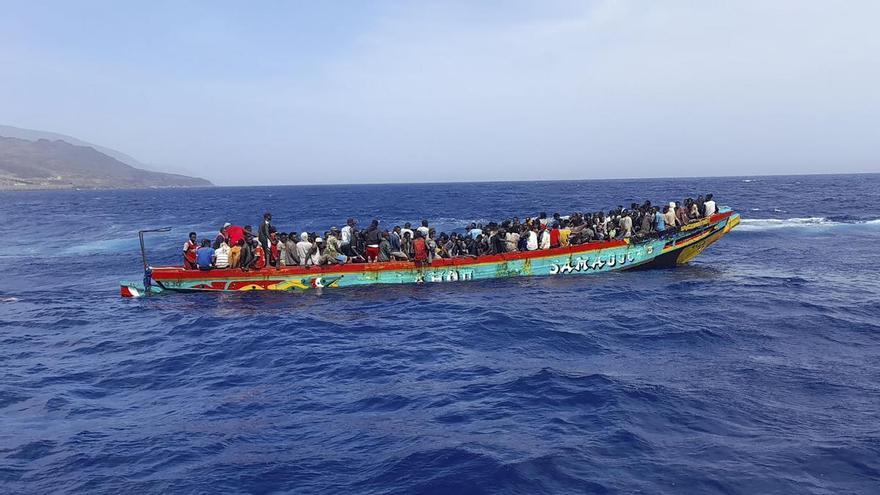 Muere en el Hospital de El Hierro uno de los migrantes que llegó este jueves en cayuco