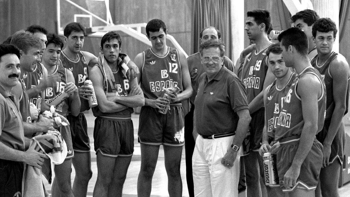 BARCELONA.03/07/1992. Fotografía de archivo del ex seleccionador español de baloncesto, Antonio Díaz Miguel,quién falleció en la noche del lunes en una clínica madrileña, a los 66 años, como consecuencia de una larga enfermedad que venía padeciendo.En la Imagen con el equipo olimpíco de baloncesto en el pabellón de Badalona.EFE/LLUIS GENÉ/ARCHIVO.