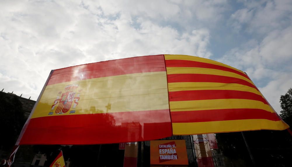 Miles de personas han participado en una marcha en Barcelona en defensa de la unidad de España.