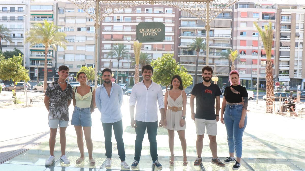 La delegada de Juventud, Cintia Bustos, presenta las actividades para la temporada de verano junto a los artistas participantes