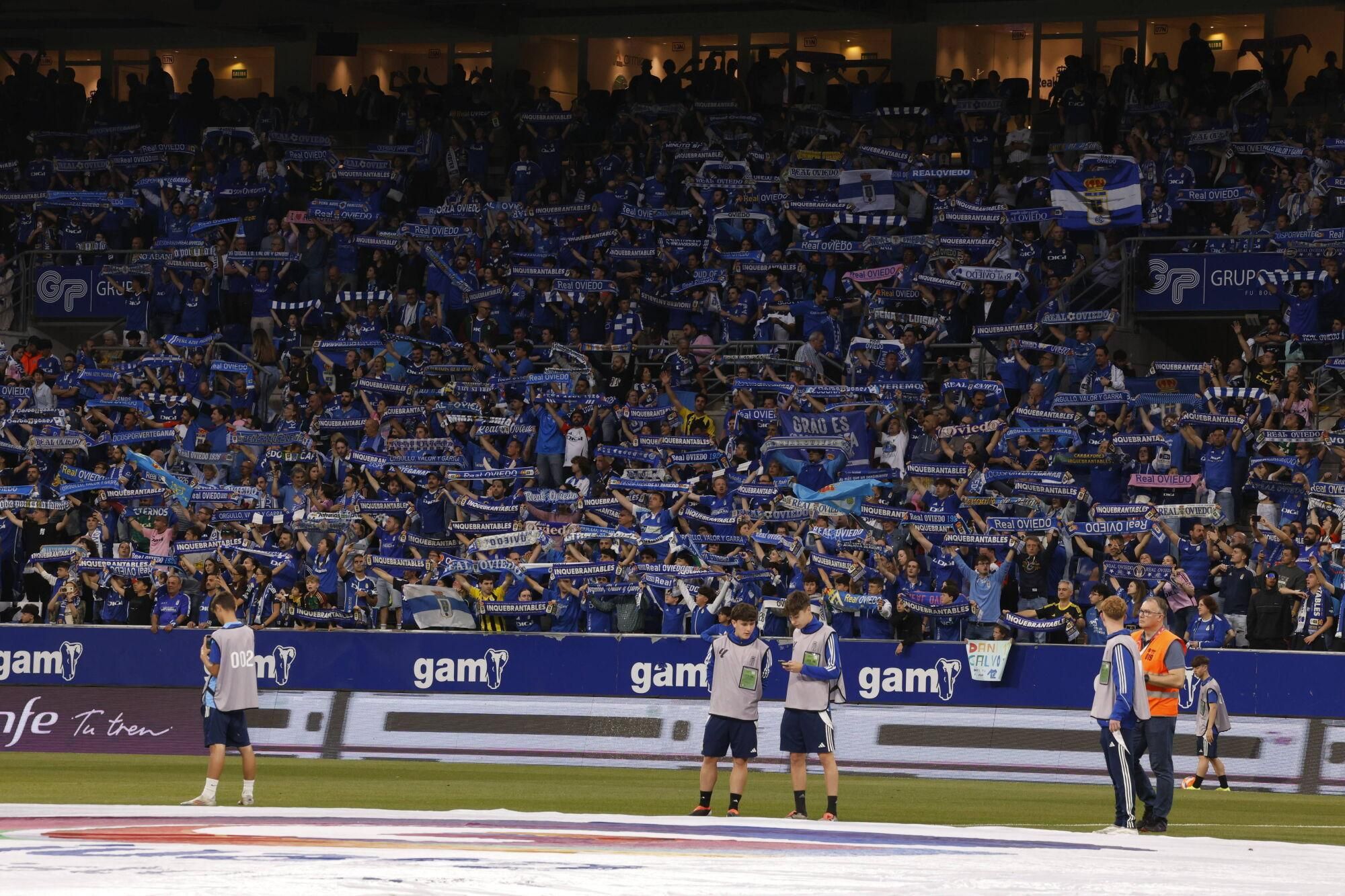 EN IMÁGENES: Ambientazo en la vuelta del play off entre Oviedo y Almería en el Carlos Tartiere