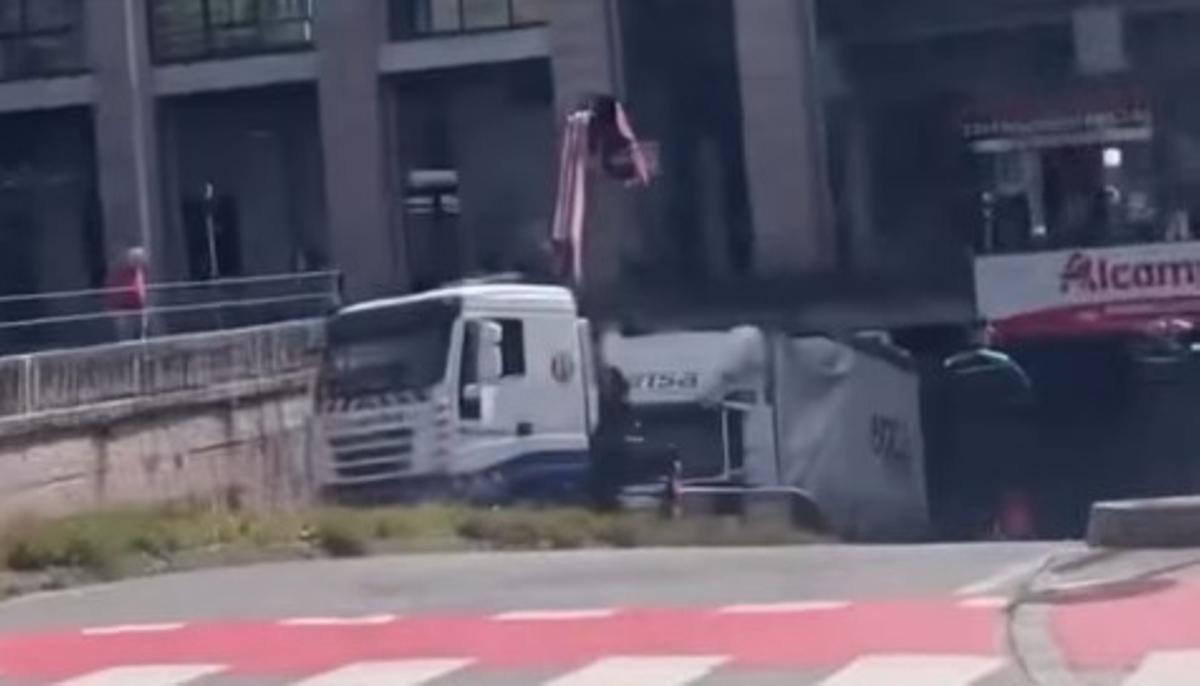 Imagen compartida en redes sociales del camión atrapado debajo de Área Central