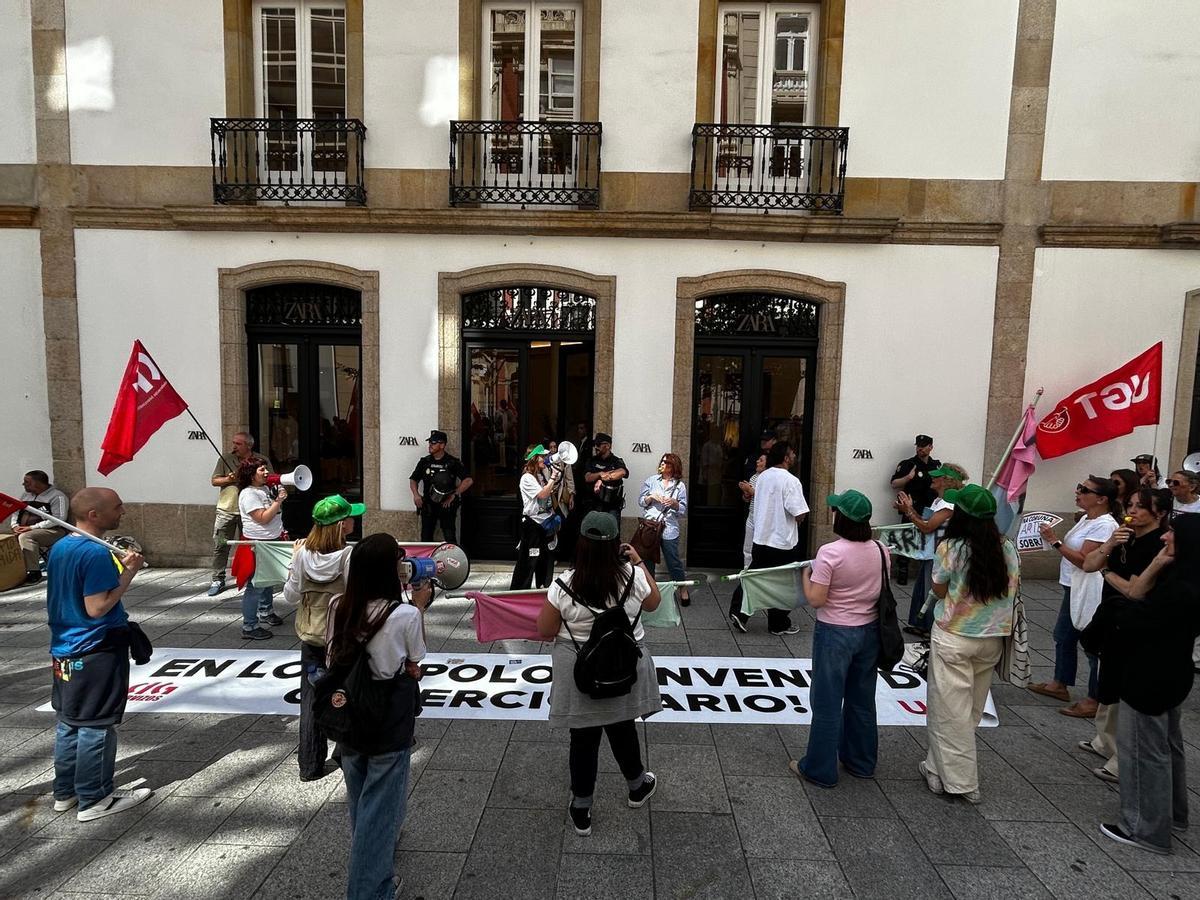 Manifestantes delante de la tienda principal de Zara en el centro de A Coruña