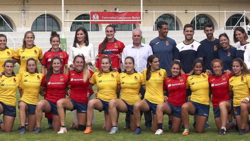 La Reina doña Letizia con las jugadoras de la selección de rugby 7