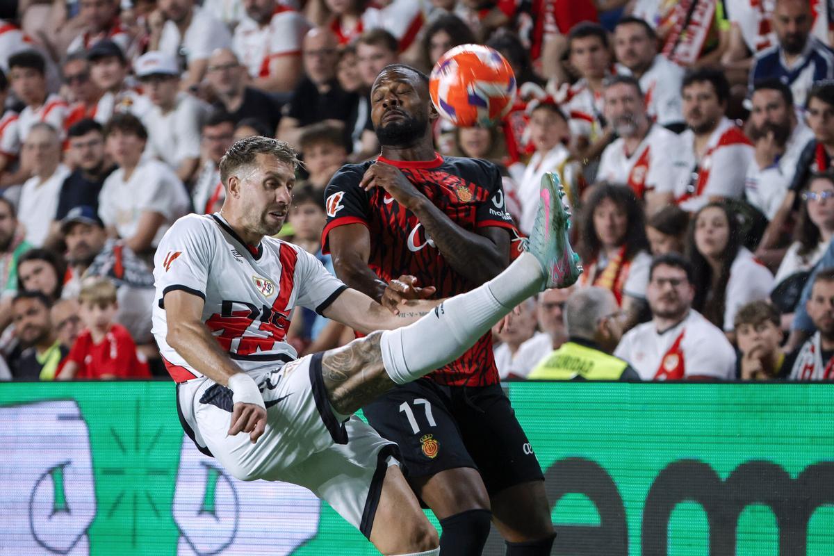 MADRID, 24/05/2025.- El defensa del Rayo Florian Lejeune (i) despeja un balón ante Cyle Larin, del Mallorca, durante el partido de la última jornada de LaLiga EA Sports que Rayo Vallecano y RCD Mallorca disputan este sábado en el estadio de Vallecas, en Madrid. EFE/Zipi