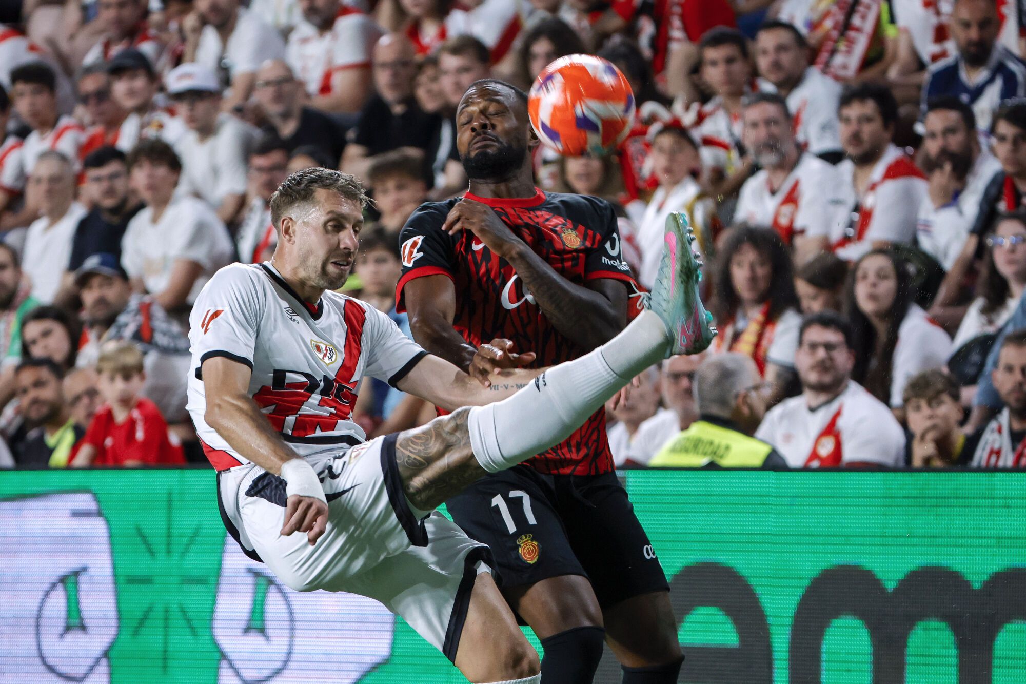 MADRID, 24/05/2025.- El defensa del Rayo Florian Lejeune (i) despeja un balón ante Cyle Larin, del Mallorca, durante el partido de la última jornada de LaLiga EA Sports que Rayo Vallecano y RCD Mallorca disputan este sábado en el estadio de Vallecas, en Madrid. EFE/Zipi