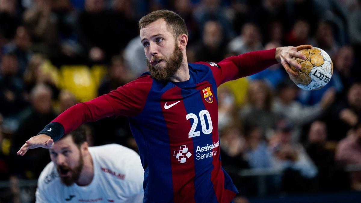 Aleix Gómez arma el brazo desde siete metros en un partido del Barça