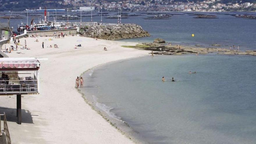 Bañistas en la playa de O Con, que había conseguido una bandera azul todos los veranos desde 2007. // Gonzalo Núñez