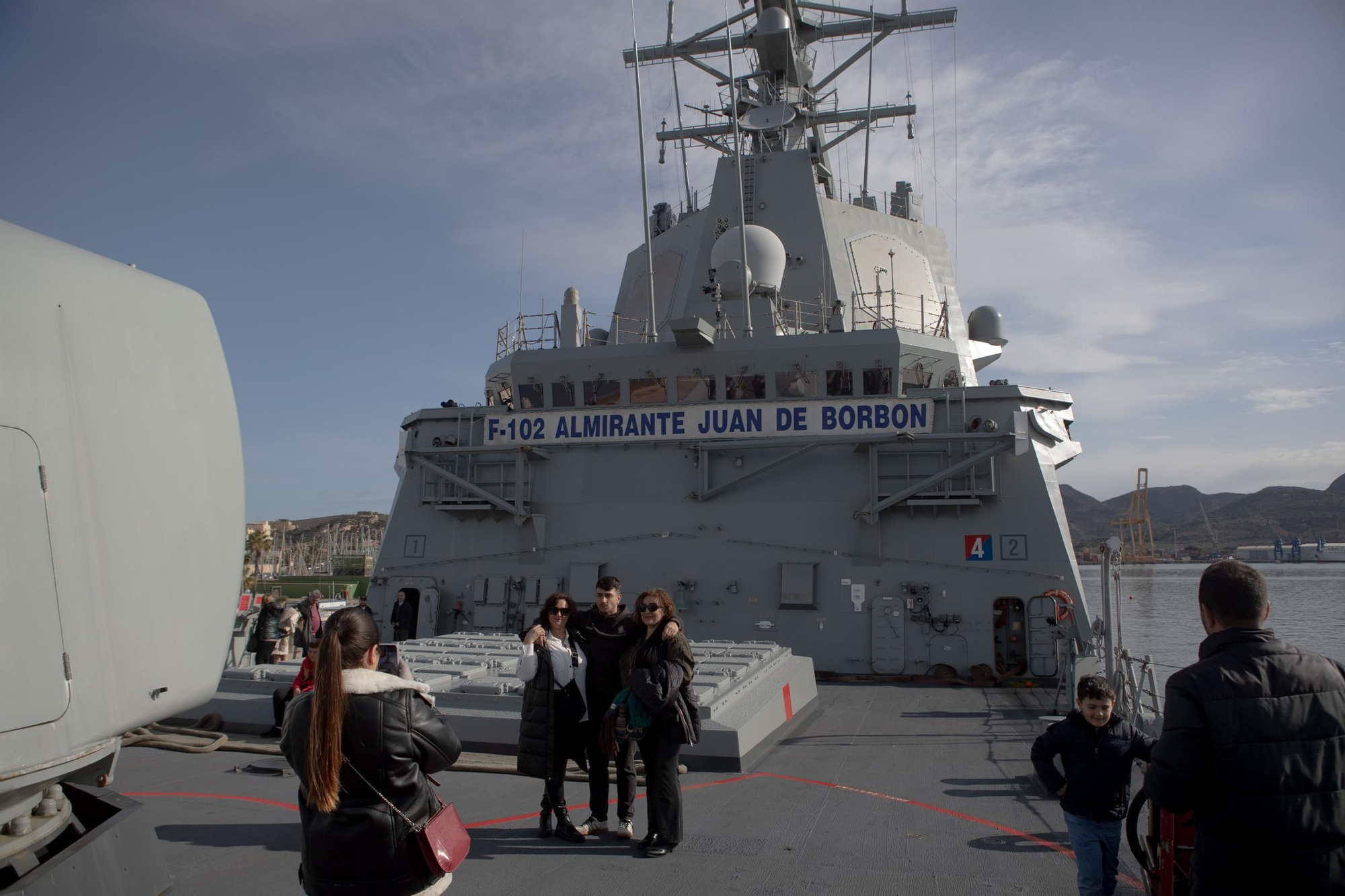 La primera jornada de puertas abiertas en la fragata 'Almirante Juan de Birbón', en imágenes