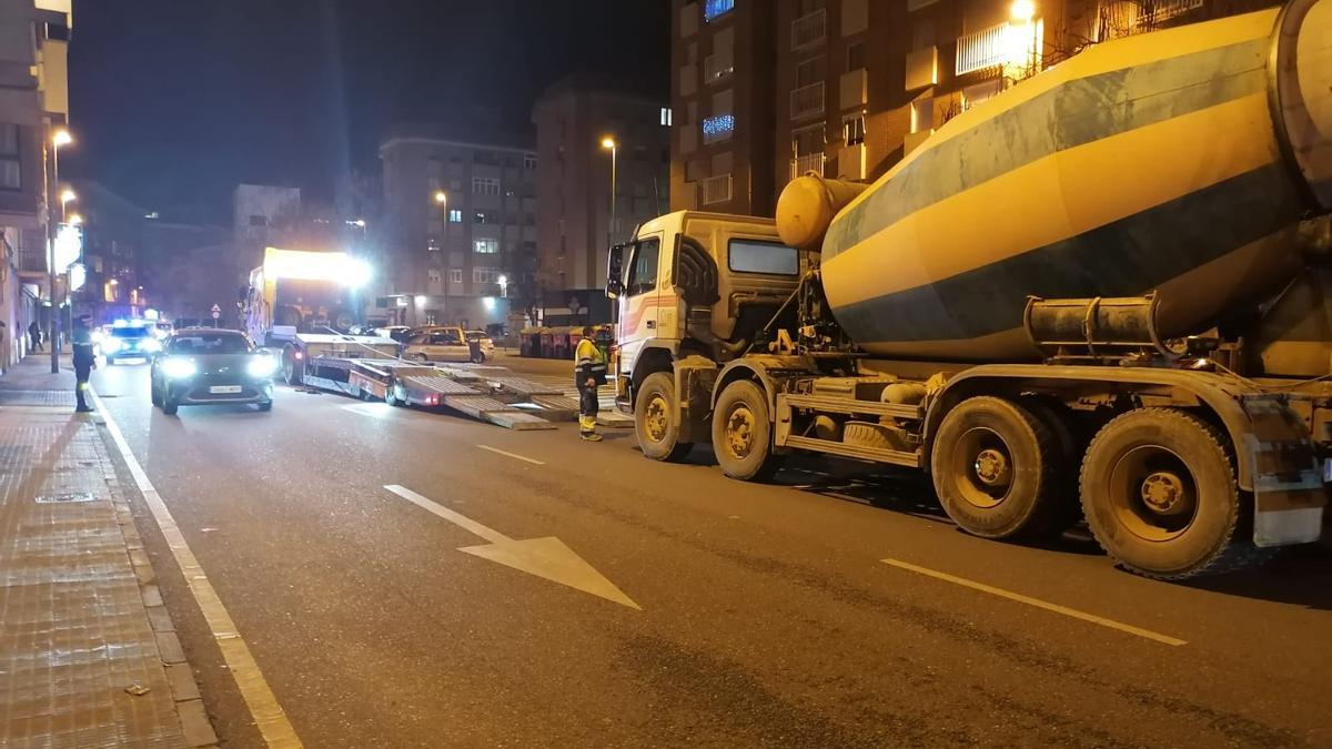 VÍDEO | La avería de un camión hormigonera obliga a cortar al tráfico un carril de la calle Villalpando