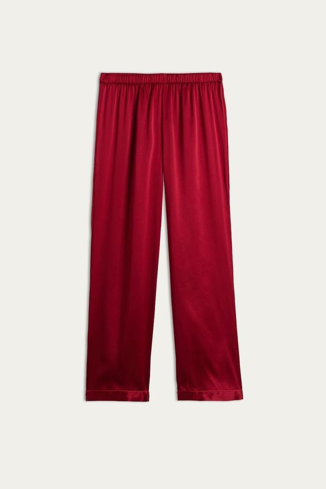 Pantalón largo de raso y seda roja, de Intimissimi (69,90 euros)