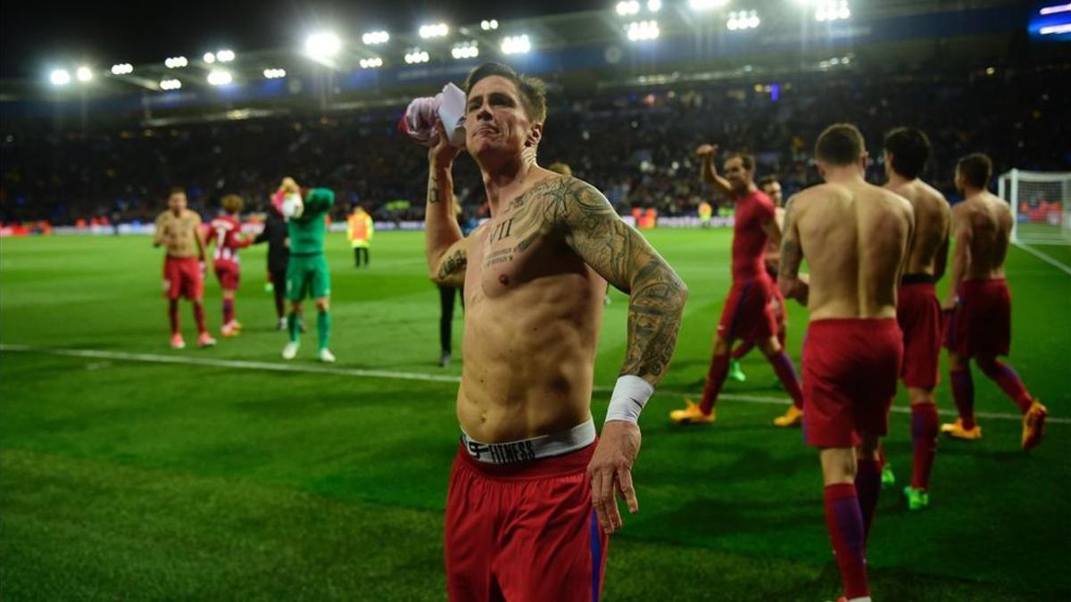 Fernando Torres, regalando su camiseta a la afición tras lograr la clasificación para la semifinal