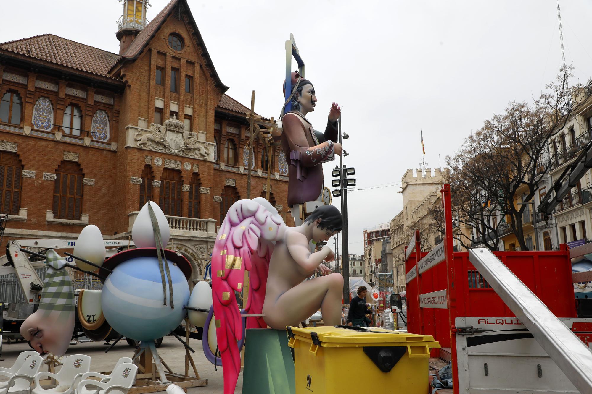 Espectacular "plantà" de Dalí y Gala en la falla del Mercado Central