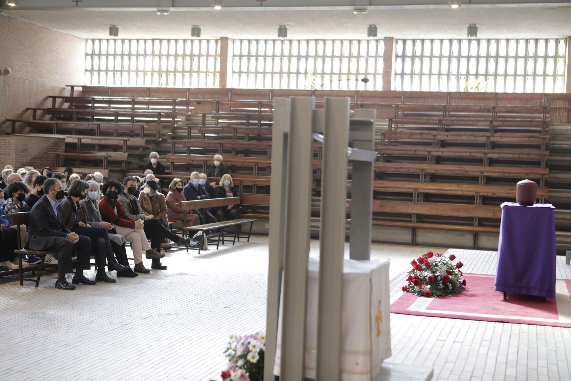 La iglesia de La Argañosa acogió el funeral por el historiador David Ruiz