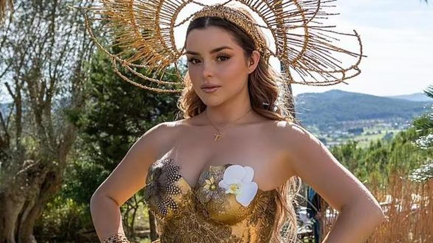 El &quot;celestial&quot; cumpleaños con tragafuegos y flamenco de la modelo británica Demi Rose en Ibiza