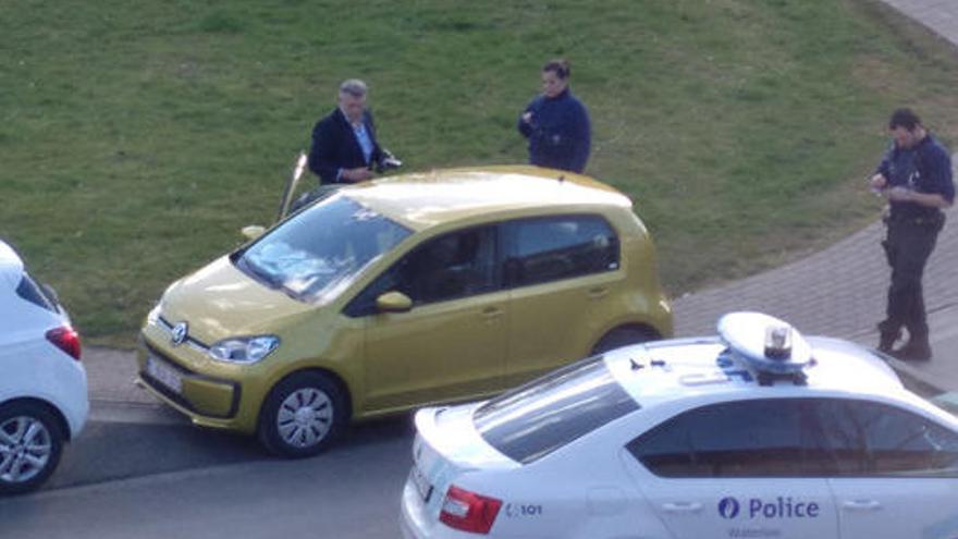 Una patrulla de la policia belga amb els individus que van intentar accedir a la Casa de la República, a Waterloo.