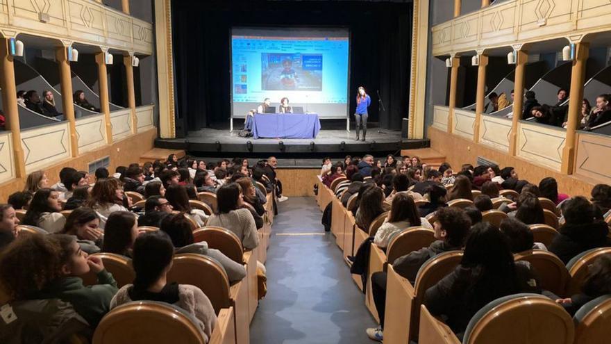 Espectadores disfrutan de una actividad celebrada en el Teatro Latorre. | M. J. C. (ARCHIVO)