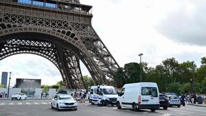 Archivo - Despliegue de las fuerzas de seguridad francesas junto a la Torre Eiffel de París