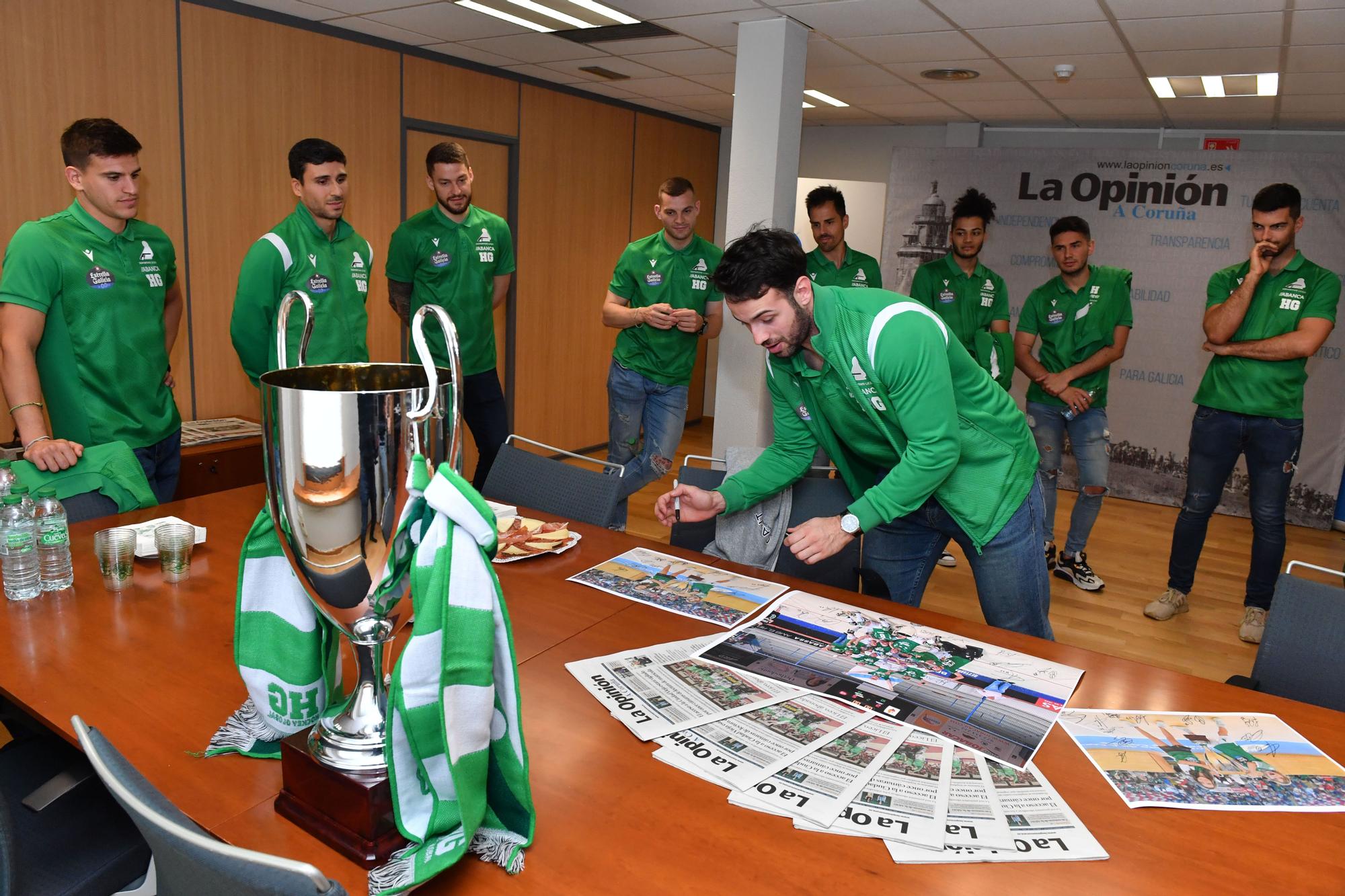 El Liceo visita LA OPINIÓN con su copa de campeón de OK Liga