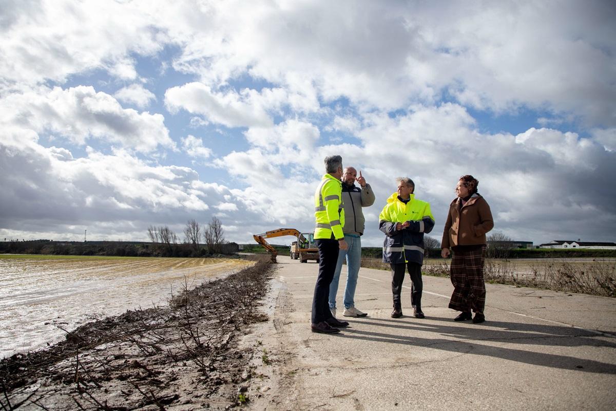 El presidente de la Diputación, Salvador Fuentes, y el delegado de Infraestructuras de la institución provincial, Andrés Lorite, junto a miembros del gobierno local de Almodóvar, este viernes.