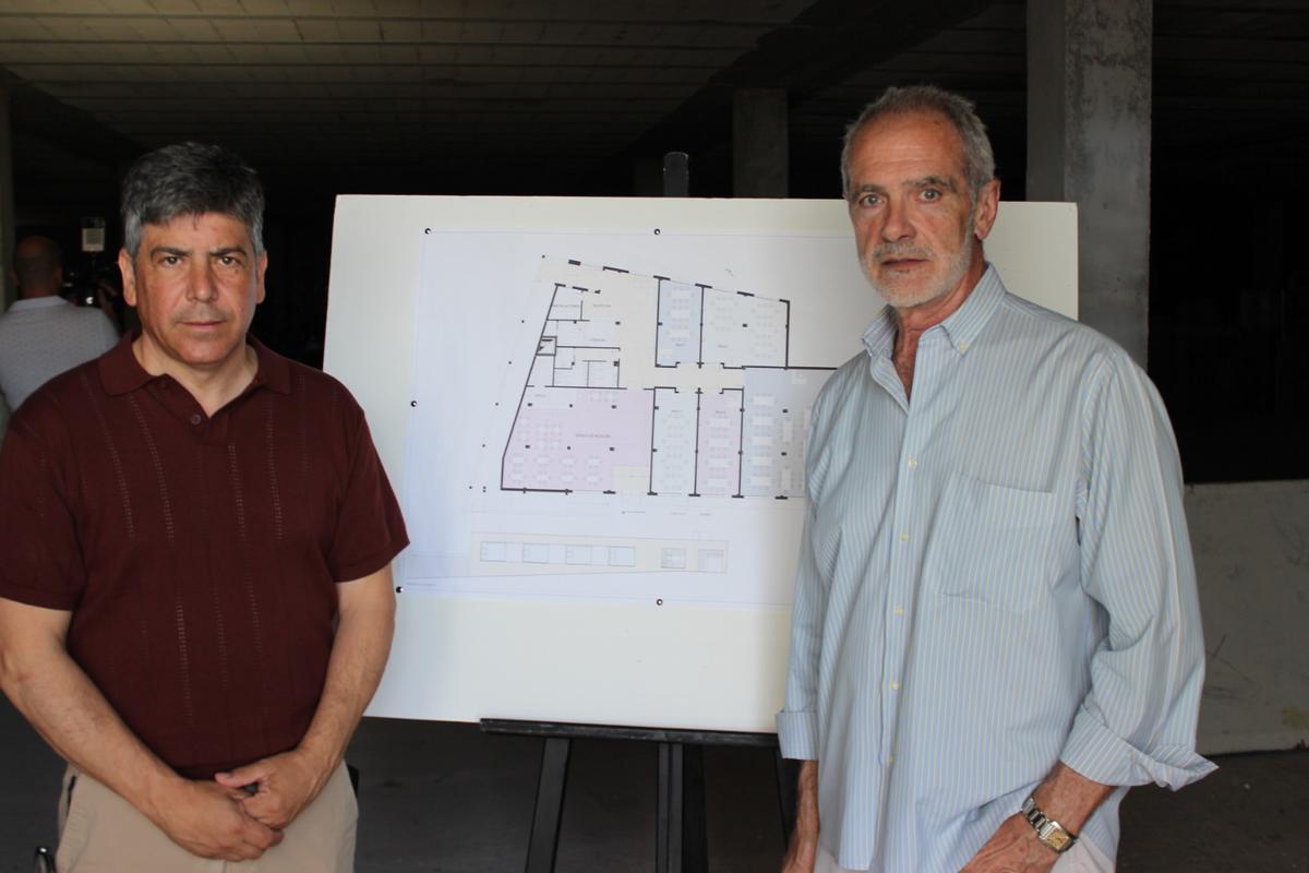 Rafael Llamas y el arquitecto Carlos Cobos, durante la presentación del proyecto.