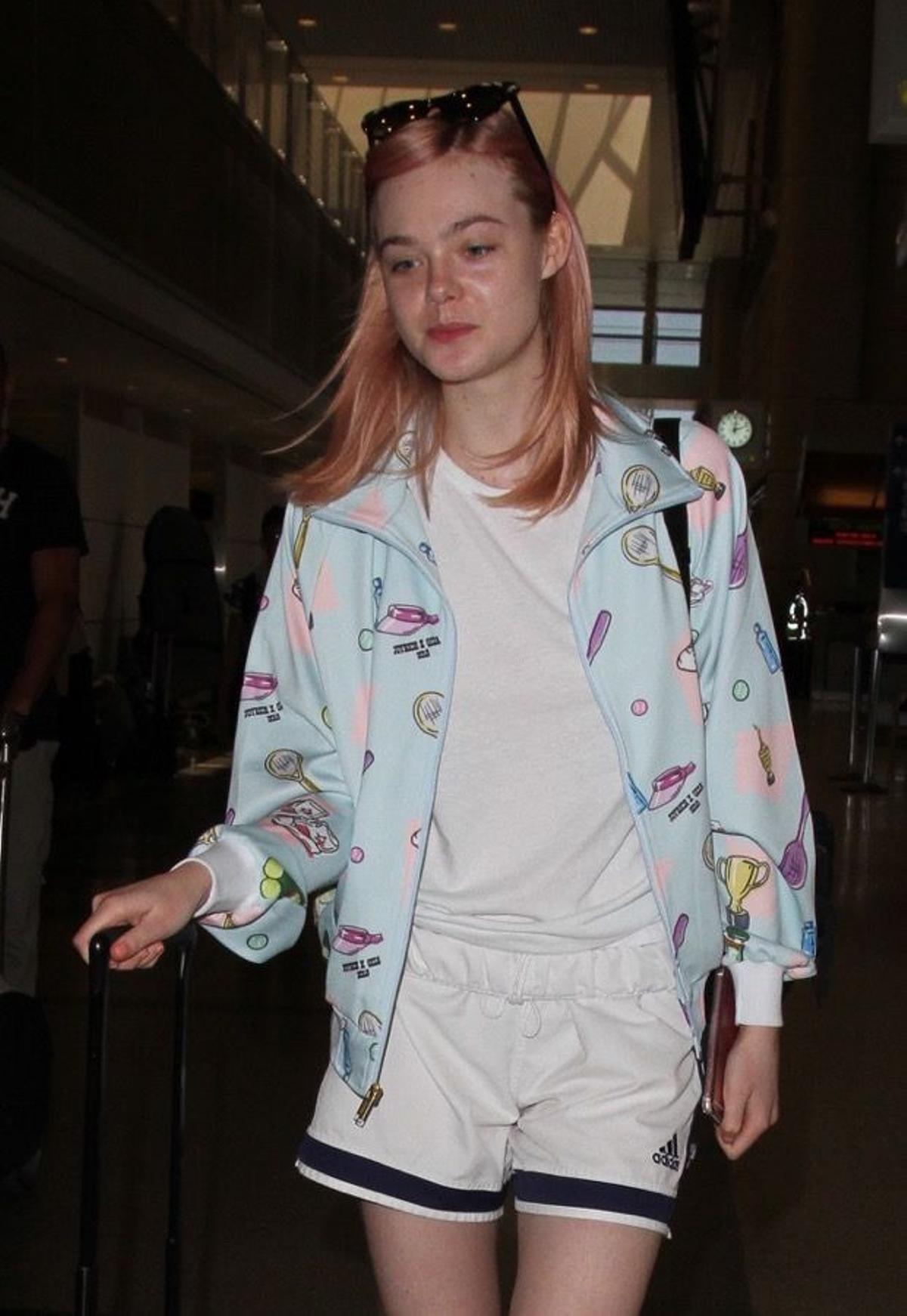 Elle Fanning con tinte rosa