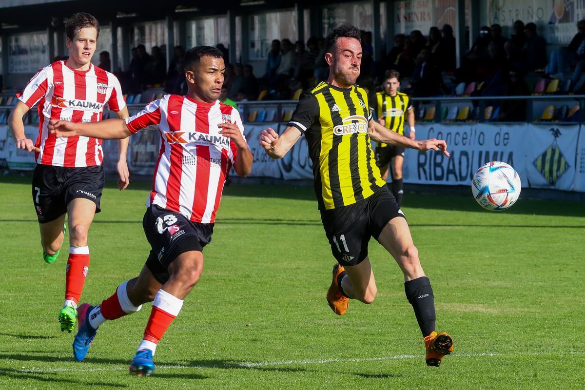 Dieguito persigue un balón cerca del área del Juvenil.