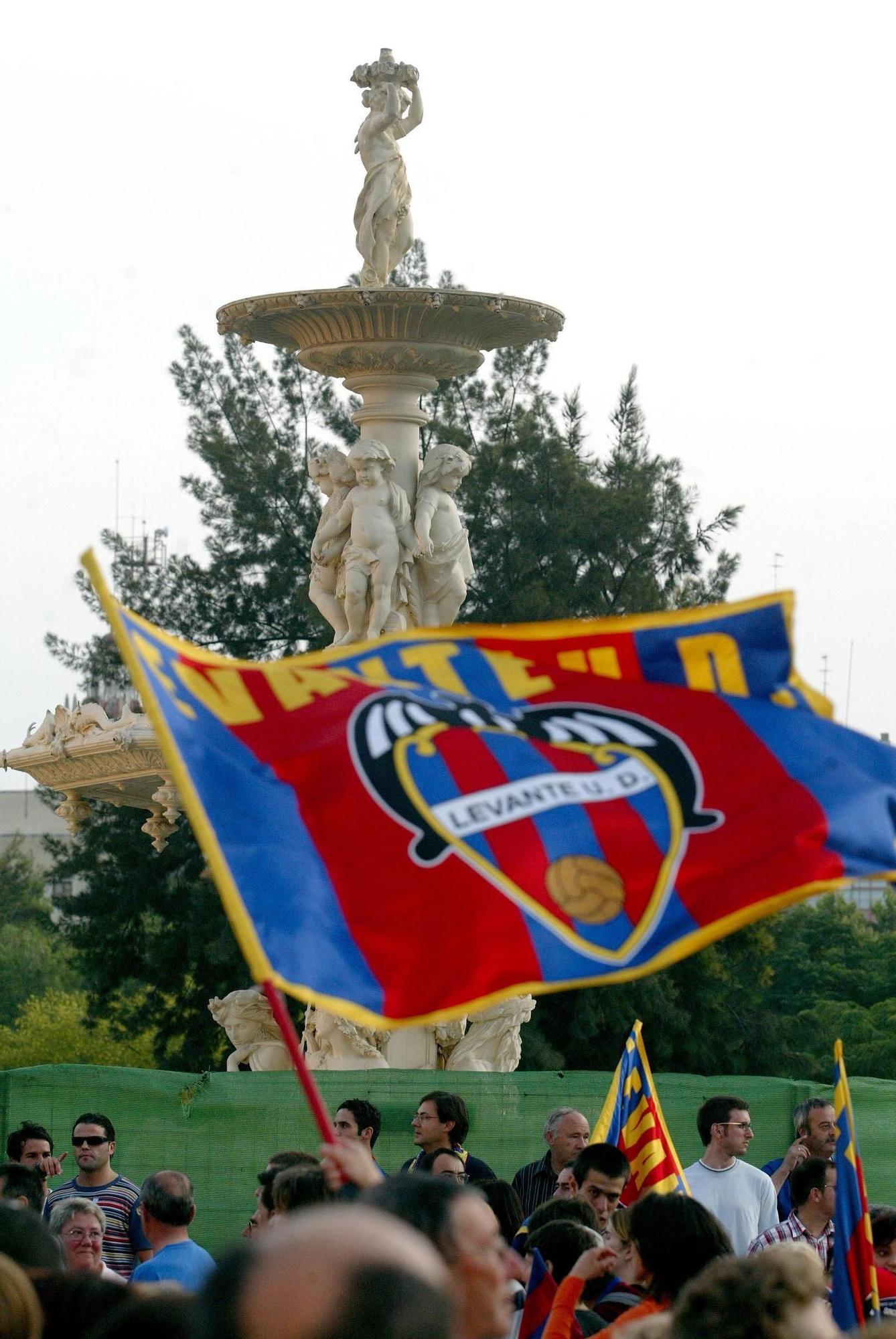 Rememora anteriores ascensos del Levante con imágenes ya históricas