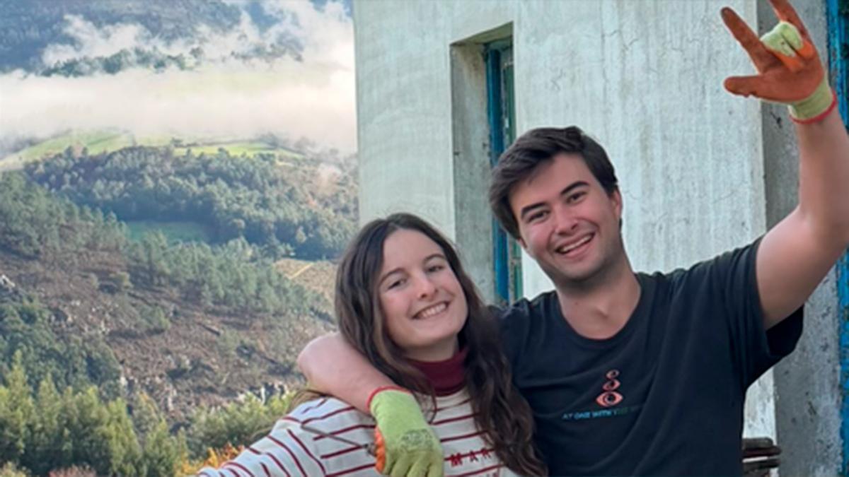 Gabi y Tomás, de 25 años, se alejan de sus trabajos en la otra punta de España para comprar y restaurar una "más de 40 años abandonada" en el entorno rural asturiano: "Nos morimos de ganas de descubrir zonas"