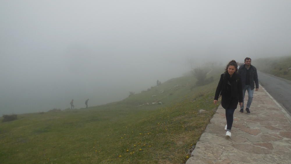 Turistas entre la niebla en los Lagos de Covadonga