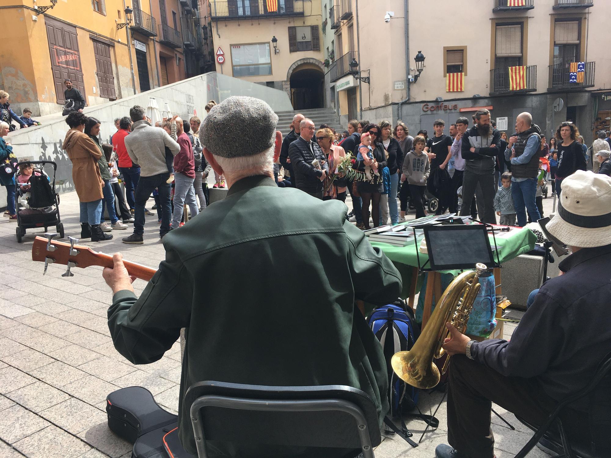 Les imatges de la diada de Sant Jordi a Berga