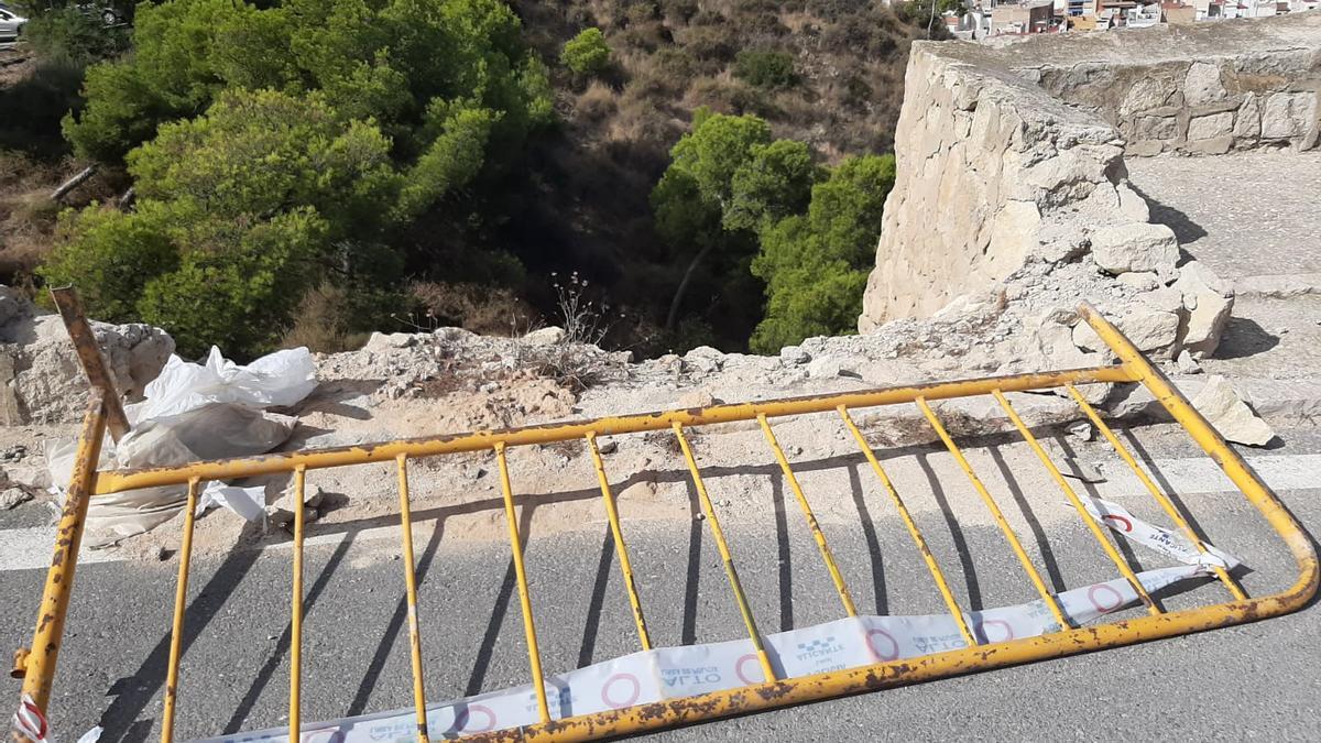 Desperfectos en el acceso al castillo de Santa Bárbara