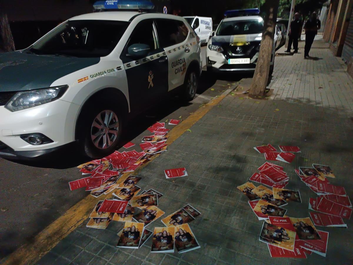 Los panfletos repartidos por los coches.