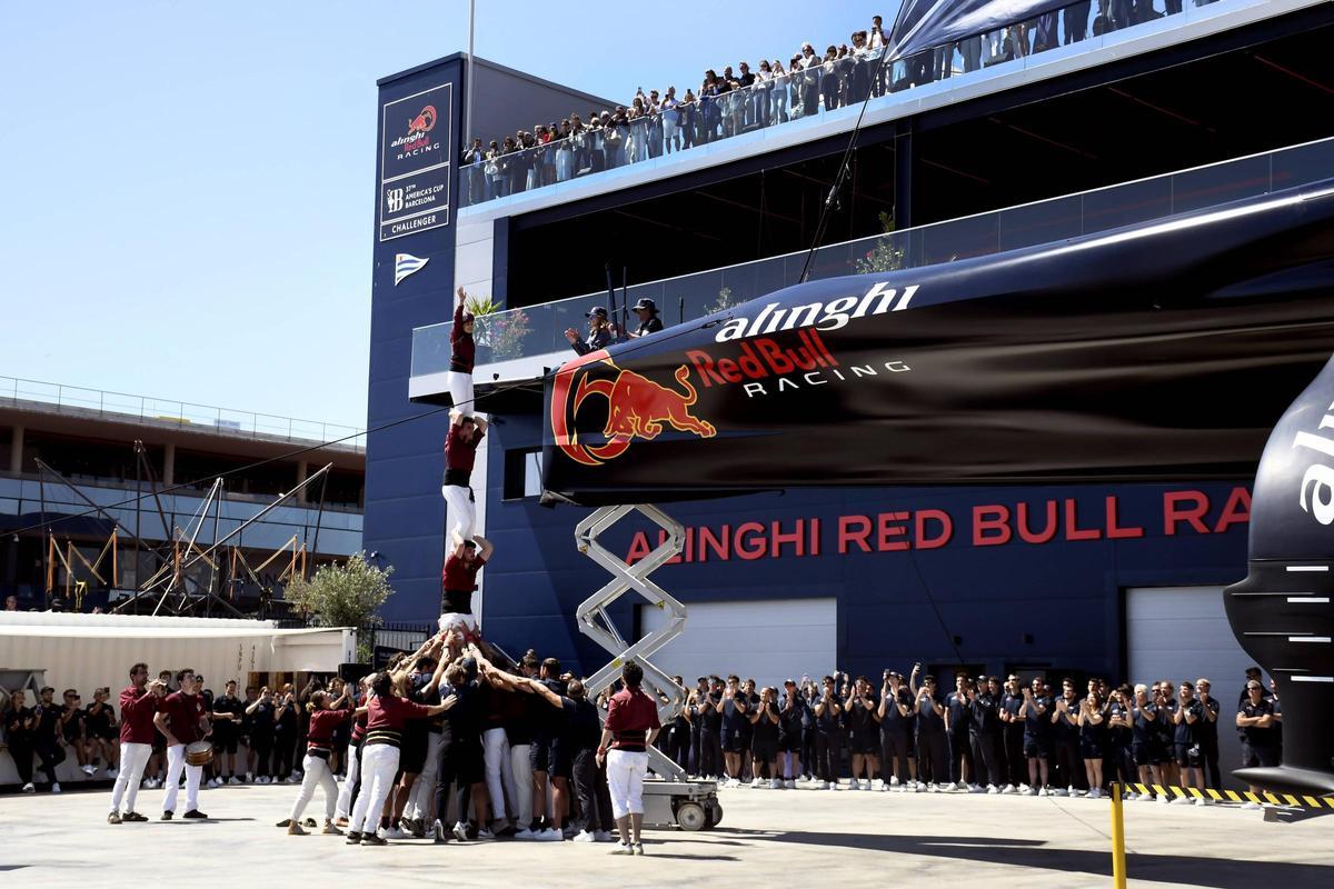 Los castellers de Sarrià participan en la ceremonia de botadura del AC75 del equipo Alinghi Red Bull Racing de la Copa América de vela, en Barcelona.