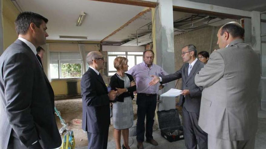 Jesús Vázquez, con los responsables del centro de FP de A Carballeira.