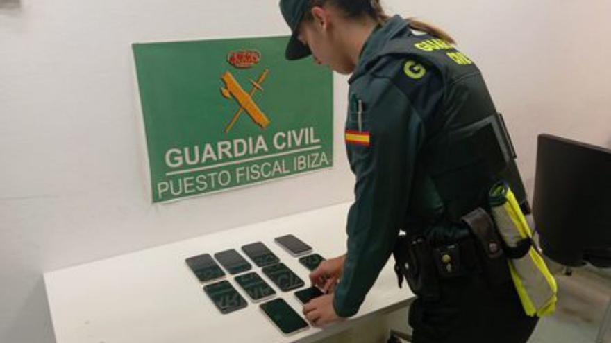 Interceptan en  el aeropuerto de Ibiza a una mujer con móviles robados